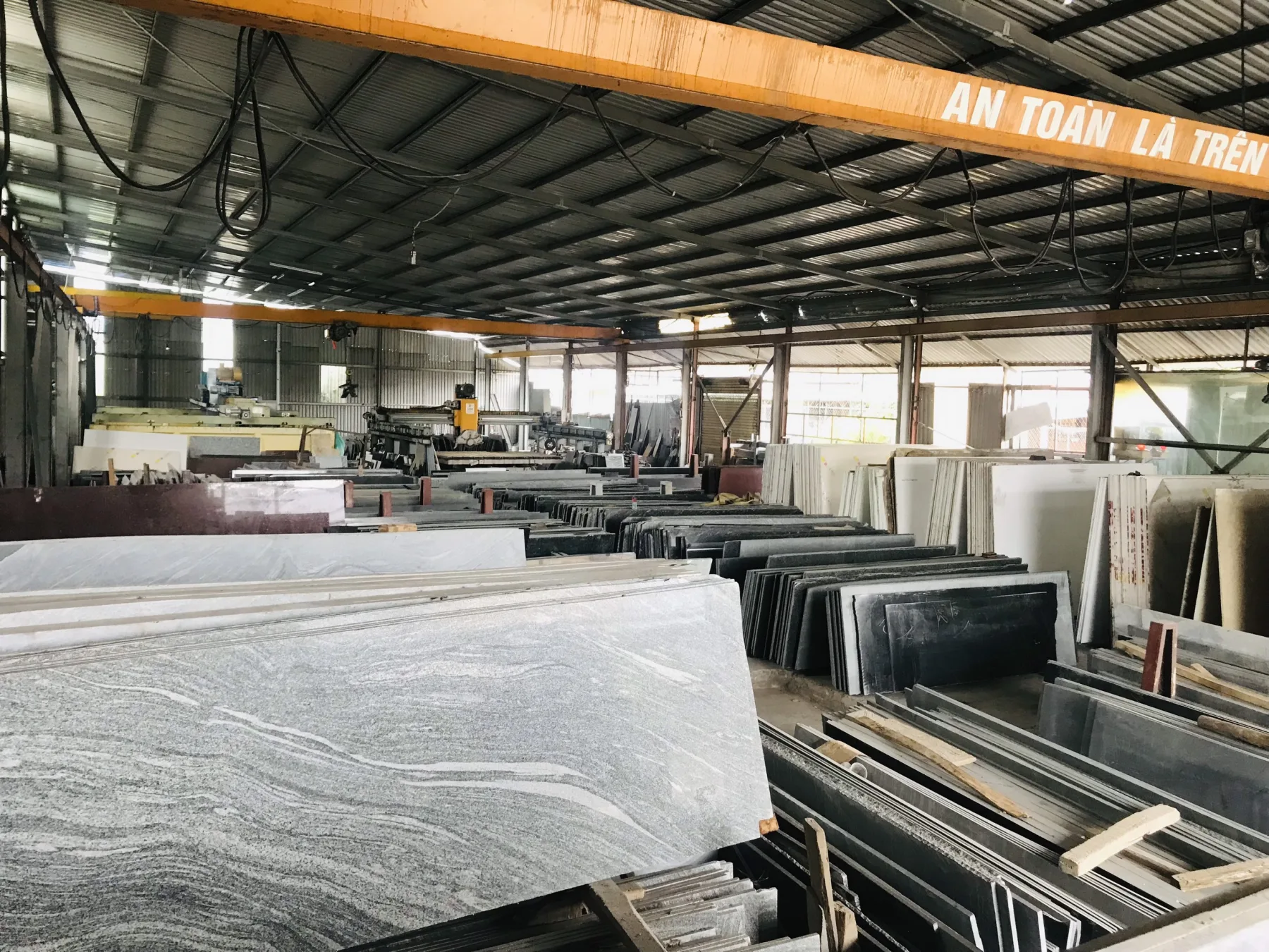 Tấm đá granite vân sóng tại kho Bymehome